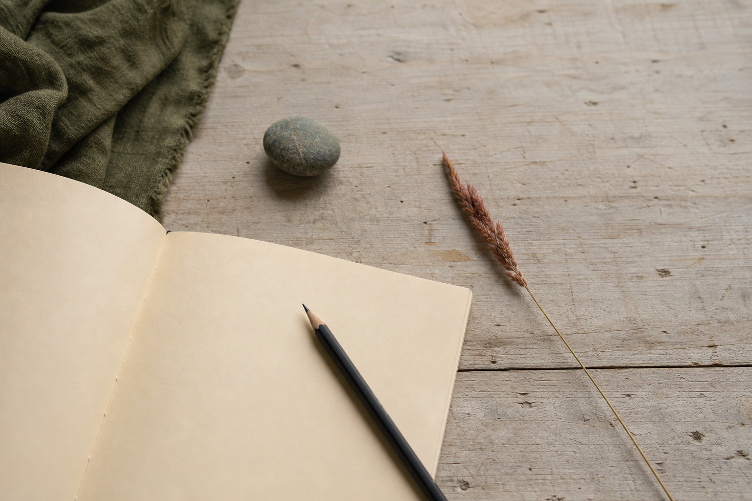 Open notitieboek en potlood op een houten tafel